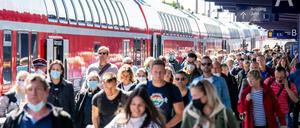 26 Millionen Neu-Euro-Tickets wurden verkauft. Das Experiment führte zu vollgestopften Zügen und überlasteten Zugbegleitern. Mittwoch läuft das Ticket aus.