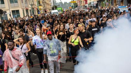 Unter dem Motto „Wir machen sichtbar“ demonstrieren Menschen zu Techno-Musik in Berlin.