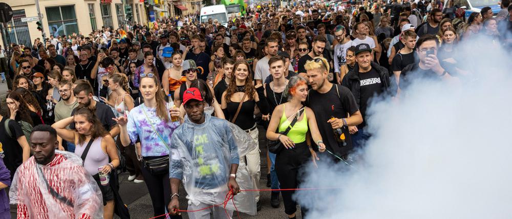 Unter dem Motto „Wir machen sichtbar“ demonstrieren Menschen zu Techno-Musik in Berlin. (Archivbild)