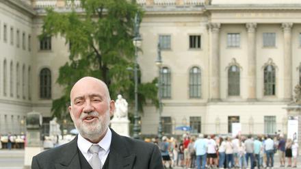 Ron Prosor hält seine kleine Antrittsrede auf dem Bebelplatz, ein geschichtsträchtiger Ort, an dem die Nazis 1933 Tausende Bücher verbrennen ließen.