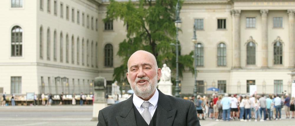 Ron Prosor hält seine kleine Antrittsrede auf dem Bebelplatz, ein geschichtsträchtiger Ort, an dem die Nazis 1933 Tausende Bücher verbrennen ließen.
