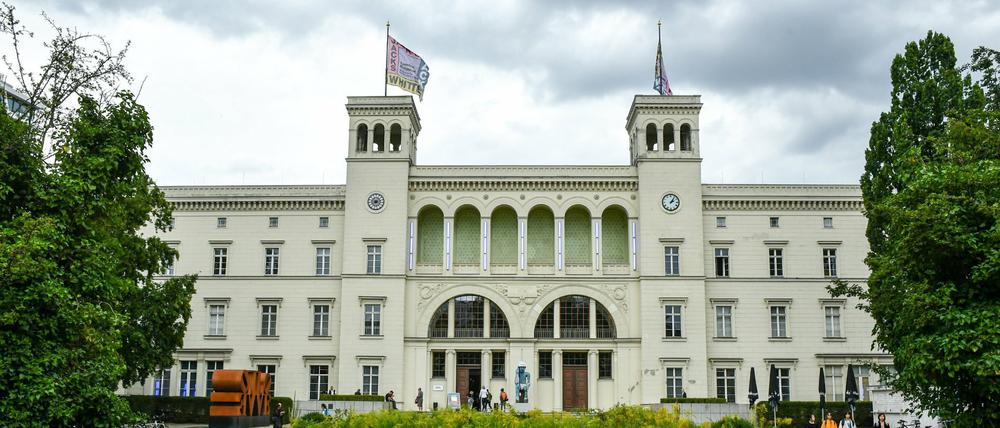Die Installation von Jean-Jacques Lebel ist in den Rieckhallen des Hamburger Bahnhofs zu sehen.