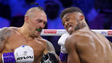 Oleksandr Usyk (links) setzte sich in einem spannenden Kampf gegen Anthony Joshua durch. 