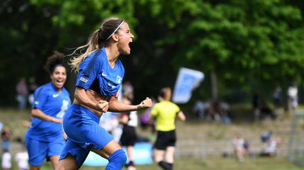 Torschützin Aylin Yaren jubelt im Berliner Fußball-Pokalfinale, das sie mit Türkiyemspor 2:0 gegen Viktoria gewann. 