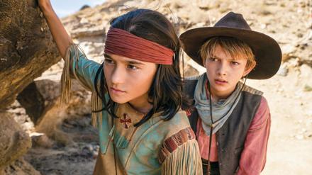 Mika Ullritz (l) als Winnetou und Milo Haaf als Tom Silver in einer Szene des Films "Der junge Häuptling Winnetou".