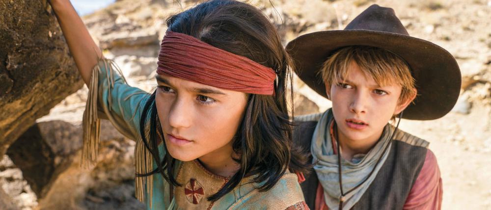 Mika Ullritz (l) als Winnetou und Milo Haaf als Tom Silver in einer Szene des Films "Der junge Häuptling Winnetou".