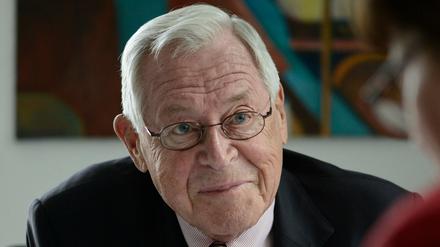 Zeitungsmann und Publizist Theo Sommer sitzt in seinem Büro (Archivbild aus 2015)