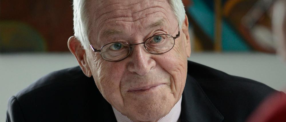 Zeitungsmann und Publizist Theo Sommer sitzt in seinem Büro (Archivbild aus 2015)