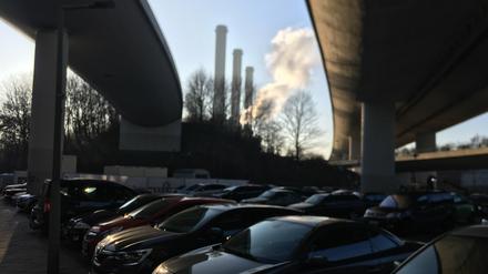 Autobahn-Abzweig Steglitz von der A100 in Berlin. Im Hintergrund das Kraftwerk Wilmersdorf noch mit Schornsteinen, die inzwischen abgebaut wurden.