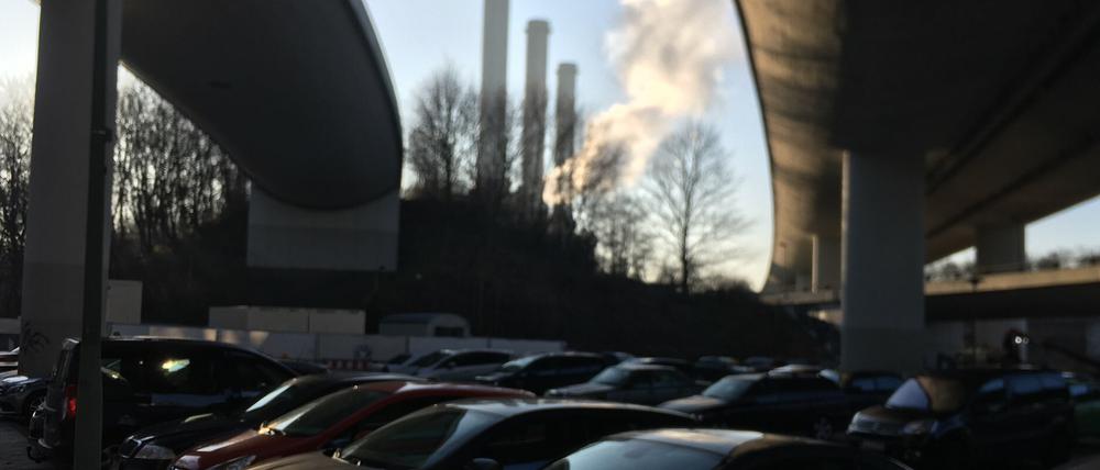 Autobahn-Abzweig Steglitz von der A100 in Berlin. Im Hintergrund das Kraftwerk Wilmersdorf noch mit Schornsteinen, die inzwischen abgebaut wurden.