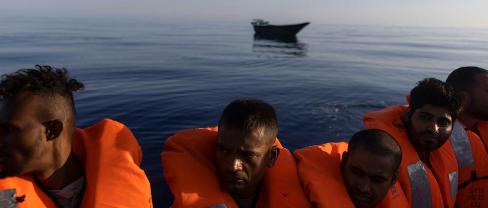 Migranten werden von Freiwilligen des Rettungsschiffs „Ocean Viking“ geholt.