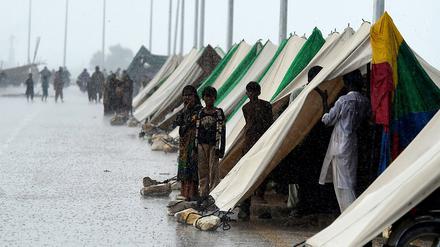 Viele Menschen in Pakistan leben in Zelten, weil ihre Häuser durch den Monsun zerstört wurden.