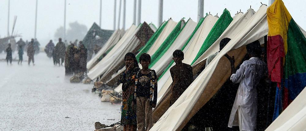 Viele Menschen in Pakistan leben in Zelten, weil ihre Häuser durch den Monsun zerstört wurden.