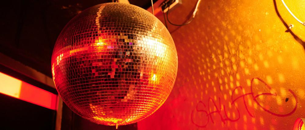 Eine Diskokugel im Club Golden Gate. 