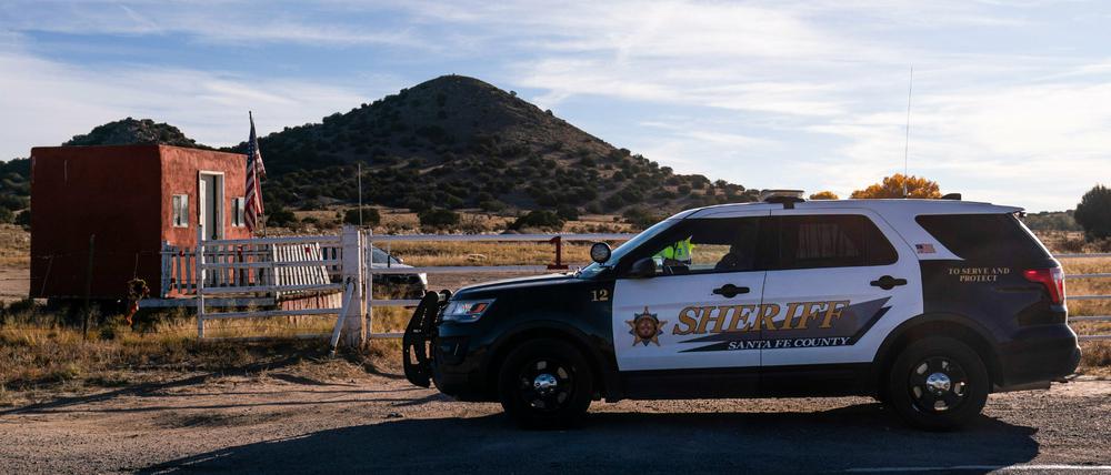 Ein Wagen des Sheriffs von Santa Fe County parkt neben dem Set bei den Dreharbeiten zu dem Low-Budget-Western „Rust“.