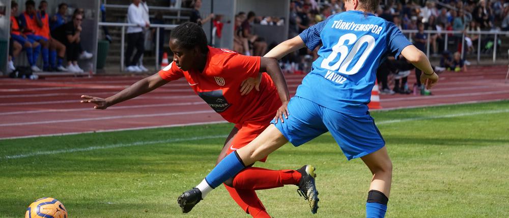 Maureen Owusu (li.) konnte mit dem ETV am Ende dann doch nicht für eine Pokalüberraschung gegen Türkiyemspor sorgen.