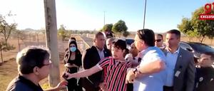 Brasiliens Präsident Jair Bolsonaro greift den YouTuber Wilker Leão und versucht ihm sein Handy wegzunehmen.