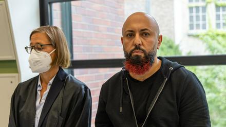 Nebenkläger Ferat Koçak (Die Linke) im Gerichtssaal des Kriminalgerichts Moabit. 