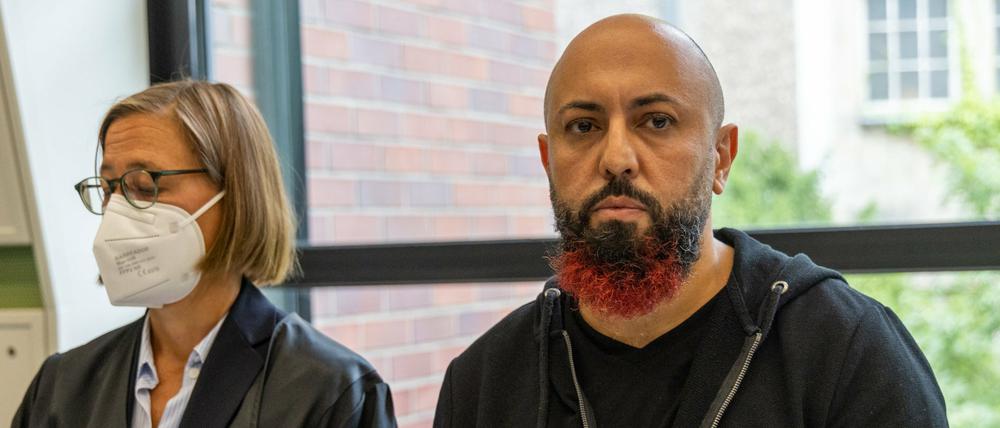 Nebenkläger Ferat Koçak (Die Linke) im Gerichtssaal des Kriminalgerichts Moabit.
