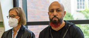Nebenkläger Ferat Koçak (Die Linke) im Gerichtssaal des Kriminalgerichts Moabit. 