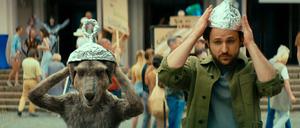 Undercover in Bielefeld. Marc-Uwe (Dimitrij Schaad) und sein Känguru auf einer Verschwörungstheoretiker-Versammlung