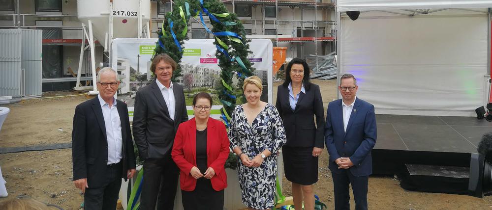 Platz für Geflüchtete: In Altglienicke war am Freitag Richtfest für viele neue Wohnungen. Mit dabei war auch Berlins Regierende Bürgermeisterin Franziska Giffey und Bezirksbürgermeister Oliver Igel (rechts). 