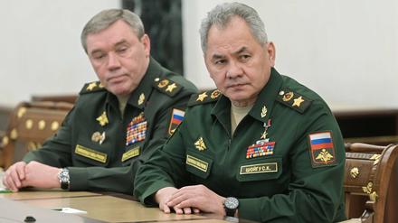 Der russische Verteidigungsminister Sergei Shoigu sitzt bei einem Treffen im Kreml. (Archivbild Februar 2022)