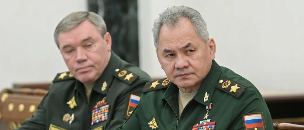 Der russische Verteidigungsminister Sergei Shoigu sitzt bei einem Treffen im Kreml. (Archivbild Februar 2022)