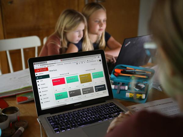 Schülerinnen sitzen zu Hause vor Laptops, auf denen die HPI-Schulcloud läuft.