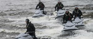 Hamburger Polizei auf Jetskis in aufgewühltem Wasser.