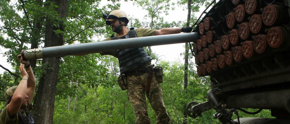 Soldaten der ukrainischen Streitkräfte laden Raketen in einen BM-21 Grad-Mehrfachraketenwerfer.
