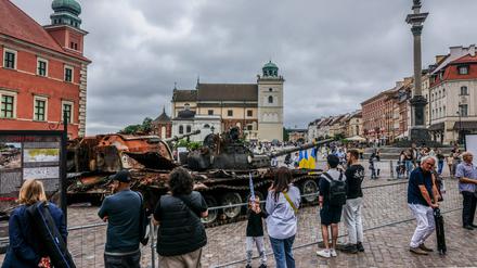 Zerstörte russische Panzer bei einer Ausstellung in Warschau. 