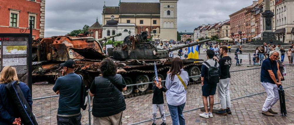 Zerstörte russische Panzer bei einer Ausstellung in Warschau. 