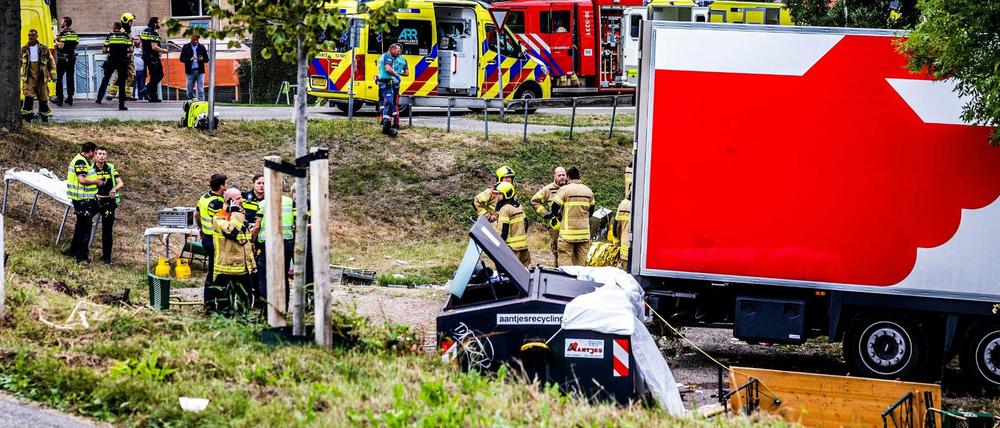Rettungskräfte sind am Unfallort in Nieuw-Beijerland im Einsatz.