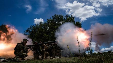 Ukrainische Soldaten schießen während einer Übung mit einem Geschütz des Typs SPG-9. (Archivbild)