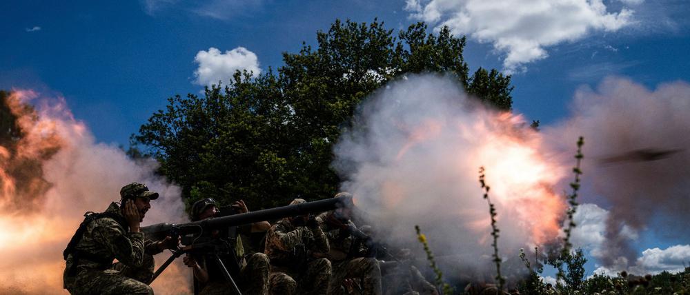 Ukrainische Soldaten schießen während einer Übung mit einem Geschütz des Typs SPG-9. (Archivbild)