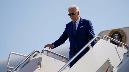 Joe Biden, Präsident der USA, kommt auf dem Weg nach Washington aus der Air Force One auf dem Luftwaffenstützpunkt Andrews an.