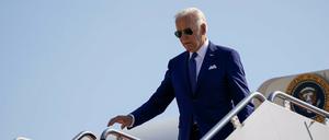 Joe Biden, Präsident der USA, kommt auf dem Weg nach Washington aus der Air Force One auf dem Luftwaffenstützpunkt Andrews an.