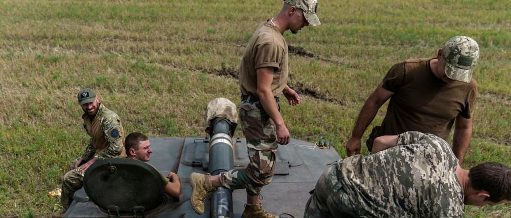 Ukrainische Soldaten machen eine Pause während des Trainings mit ihrer Panzereinheit in der Region Donezk.