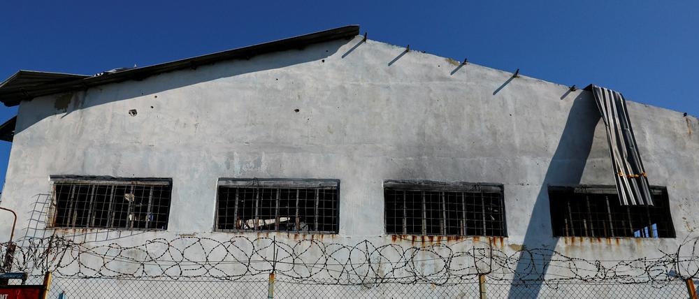 Ein Blick auf das Gefängnisgebäude in Oleniwka, das im Juli im Zuge des ukrainisch-russischen Konflikts durch Beschuss beschädigt wurde.