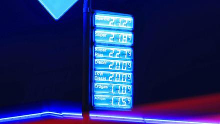 Die Preise für Kraftstoffe an einer Tankstelle in Köln am 25.05.2022.