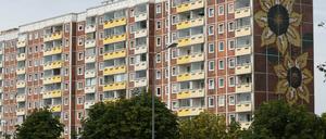 Das „Sonnenblumenhaus“ in Rostock-Lichtenhagen, wo vor 30 Jahren rassistische Ausschreitungen stattfanden.