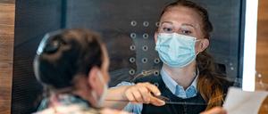 Eine Beamtin der Bundespolizei am Flughafen BER kontrolliert eine Reisende aus Sankt Petersburg (Symbolbild).