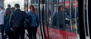 Auf dem Hauptbahnhof kommen Reisende mit der S-Bahn aus Warnemünde an. In der Zeit des 9-Euro-Tickets hat die Zahl der Reisenden im Nahverkehr deutlich zugenommen.