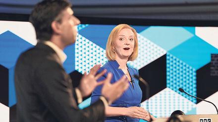 Rishi Sunak und Liz Truss während der TV-Debatte über die Führung der Tories. Die BBC ist dabei. 