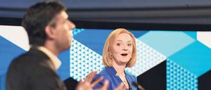 Rishi Sunak und Liz Truss während der TV-Debatte über die Führung der Tories. Die BBC ist dabei. 