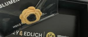 So sah das aus. Inzwischen ist die Blume verschollen. Haben wir eine/einen verkappten BVB-Fan in der Redaktion?