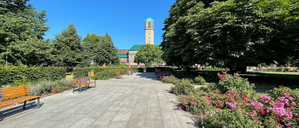 Im Rücken die Havel, vor uns die Terrasse, wo das Café hinkommt. Hinten der Rathausturm.