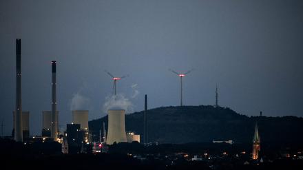 Die Kühltürme des Steinkohlekraftwerks des angeschlagenen Energiekonzerns Uniper in Scholven. (Symbolbild)