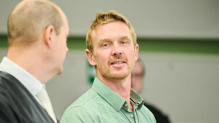 Der Videoblogger und Rechtsextremist Nikolai Nerling (rechts) neben seinem Rechtsanwalt Andreas Wölfel (l) im Gerichtssaal.